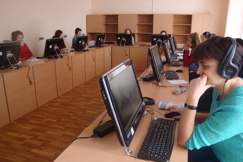 Майбутні перекладачі СумДУ навчатимуться в новому лінгафонному кабінеті
