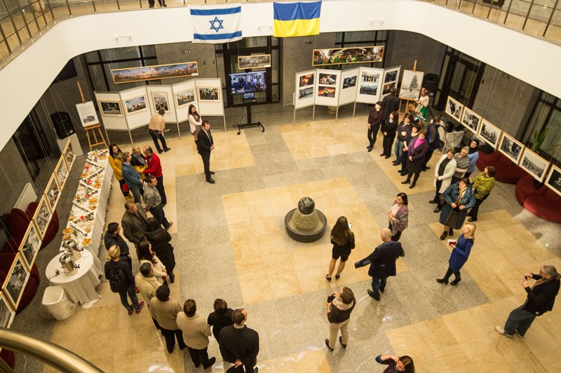 У СумДУ пройшло відкриття фотовиставки «Між війною і миром. Україна – Ізраїль»